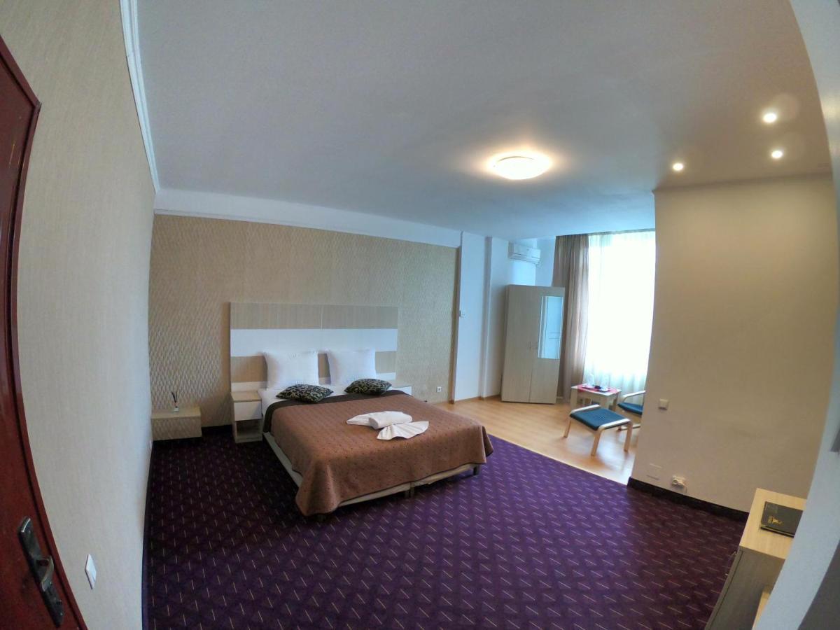 Hotel Mon Caprice Bukarest Exteriör bild