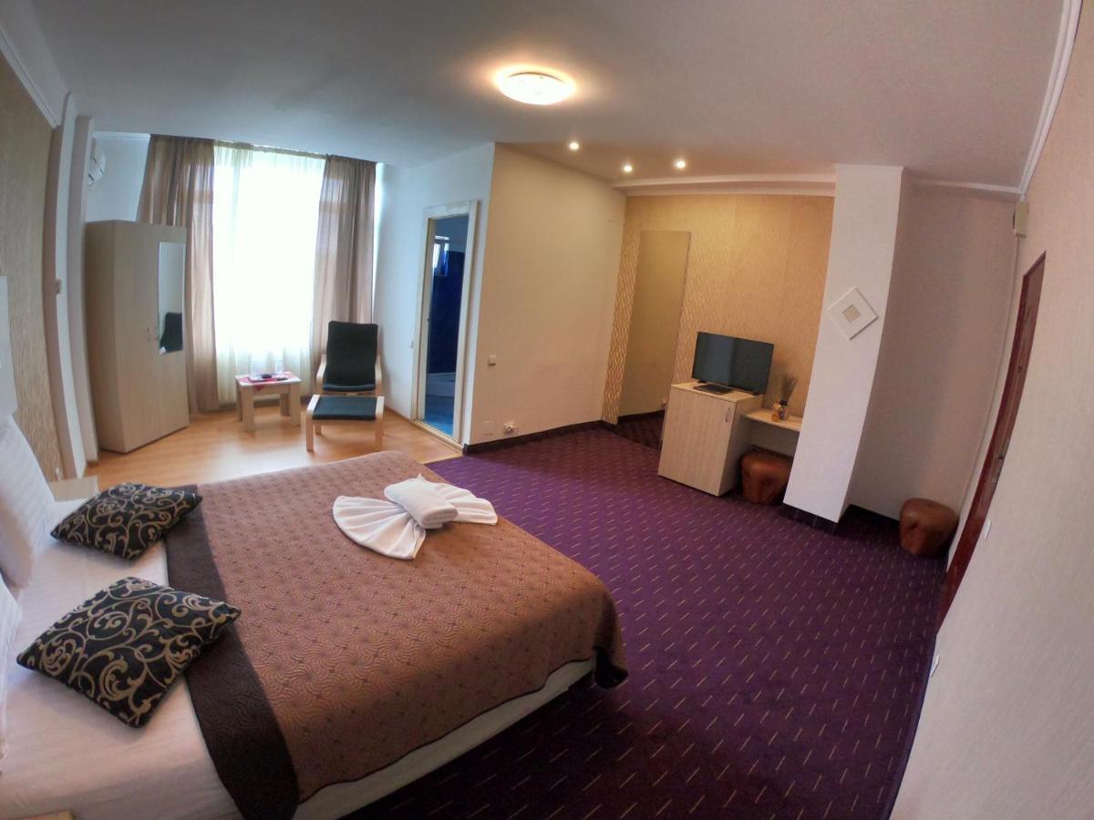 Hotel Mon Caprice Bukarest Exteriör bild
