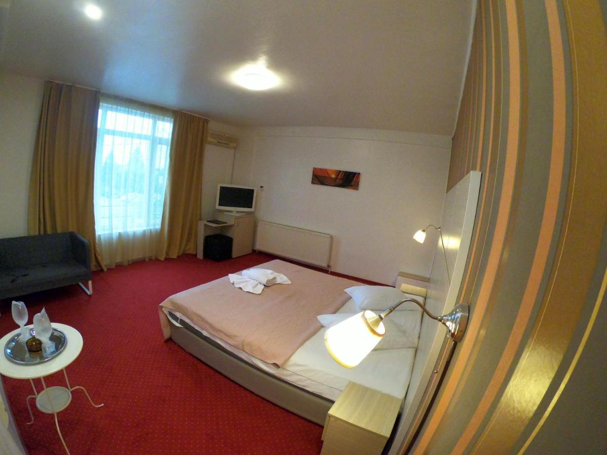 Hotel Mon Caprice Bukarest Exteriör bild