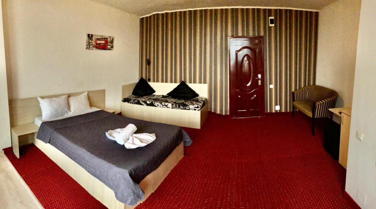 Hotel Mon Caprice Bukarest Exteriör bild