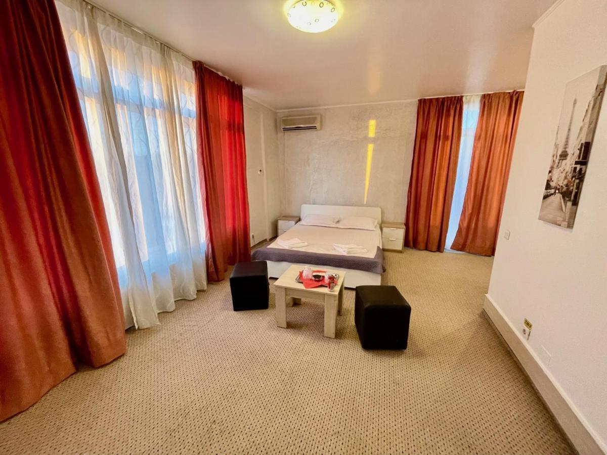 Hotel Mon Caprice Bukarest Exteriör bild